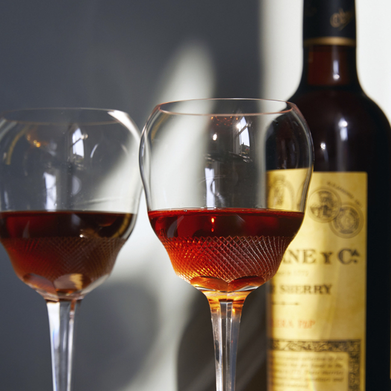 Handmade glass, cut and produce especially for sherry. Pure crystal without lead with gold. See the gentle cut.