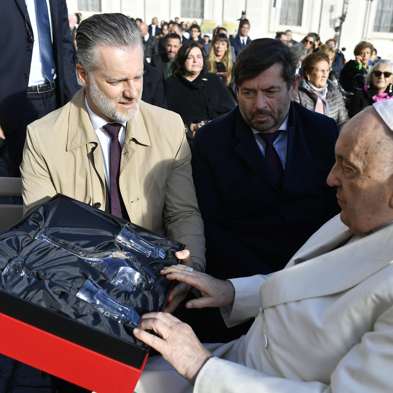 Sales director, Jan Volšík, and managing director of Moser, Pavel Mencl, giving a gift to the Pope. Photo © Vatican Media